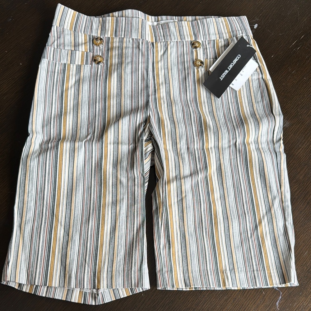 89th & Madison Gray and White Flat Front Shorts